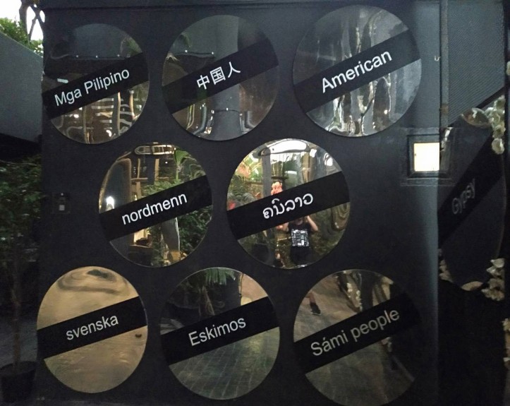 กำแพงหรีดนานาชาติ Internatiional wreath/ International death sign